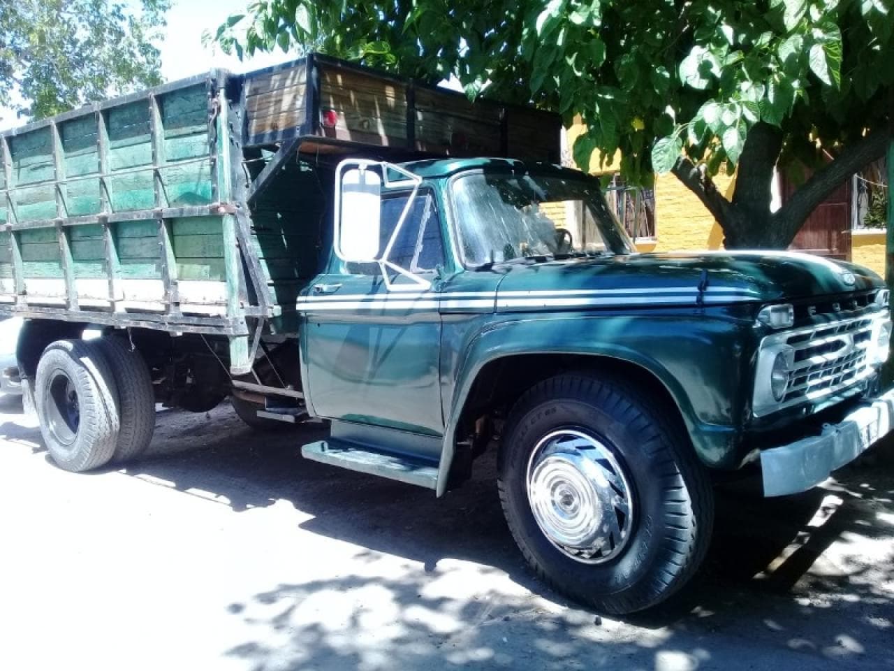 Ford 600 Con Volquete
