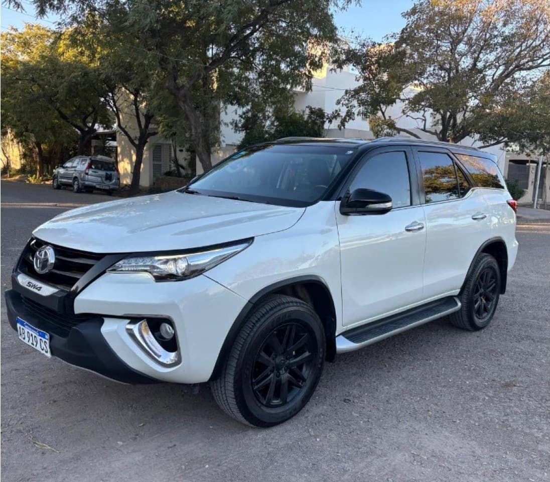 Toyota Hilux. Sw4. Srx. Automática. 7 Asientos. Cuero. Cubiertas Nuevas. Bateria Nueva. Service Oficiales. 95.000 Km.