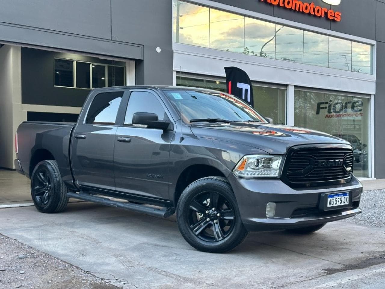 Ram 1500 Laramie V8 Night Edition 2024