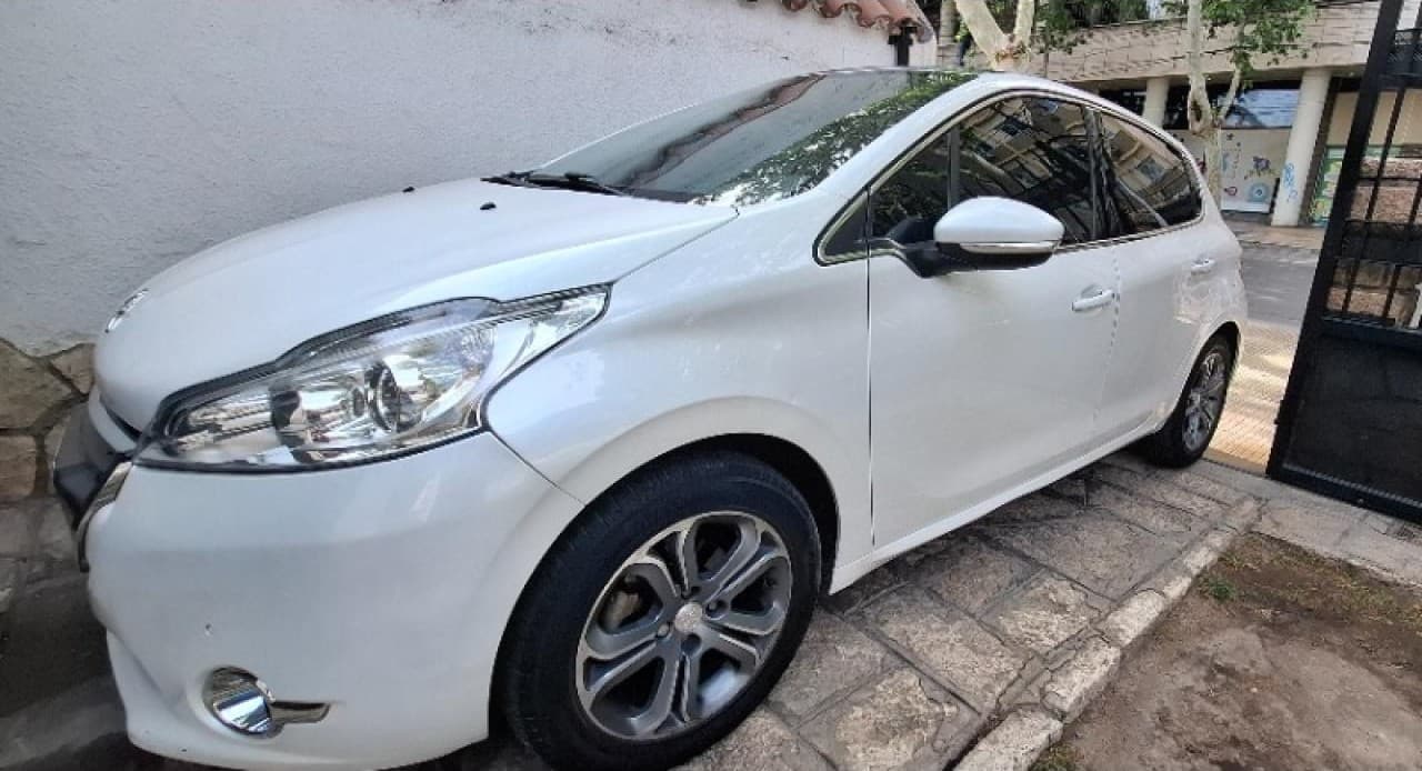 Peugeot 208 Feline Pack 2015