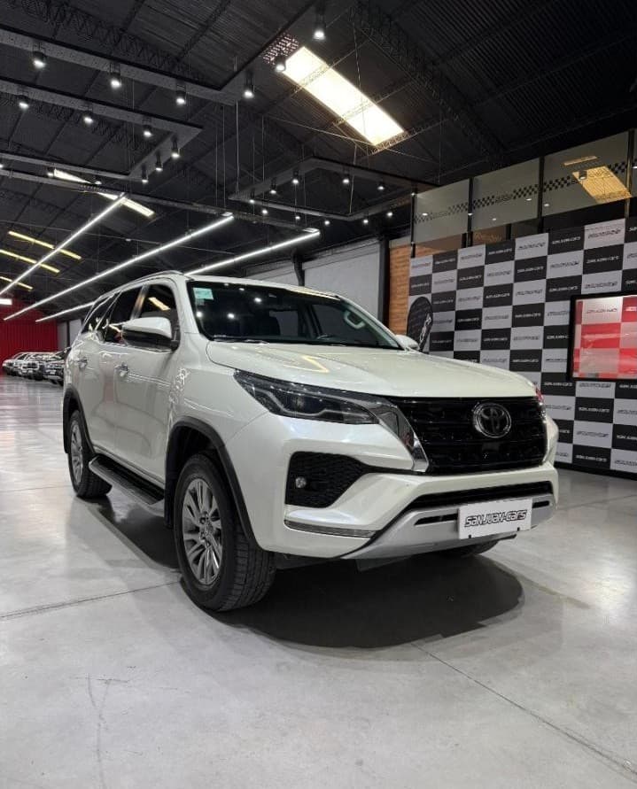 Toyota Hilux Sw4 4x4 Srx 2.8 Tdi 7 Asientos 2021 único Dueño. (service Oficiales) Con 70 Mil Km.