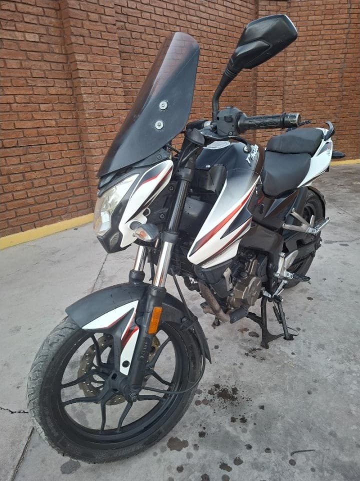 Bajaj Rowser Ns 200, 2016