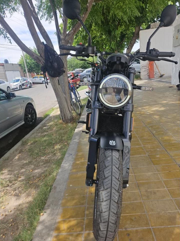 Husqvarna Svartpilen 200 2023