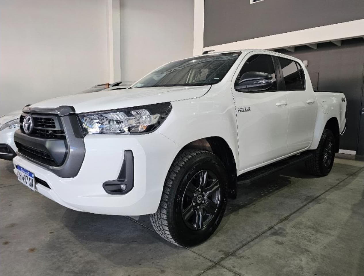 Hilux 2.8 Sr 4x4 Año 2025 Solo 14 Mil Kms Accesorios