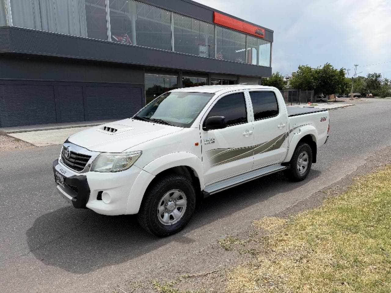 Toyota Hilux Sr 4x2 Financio. Permuto