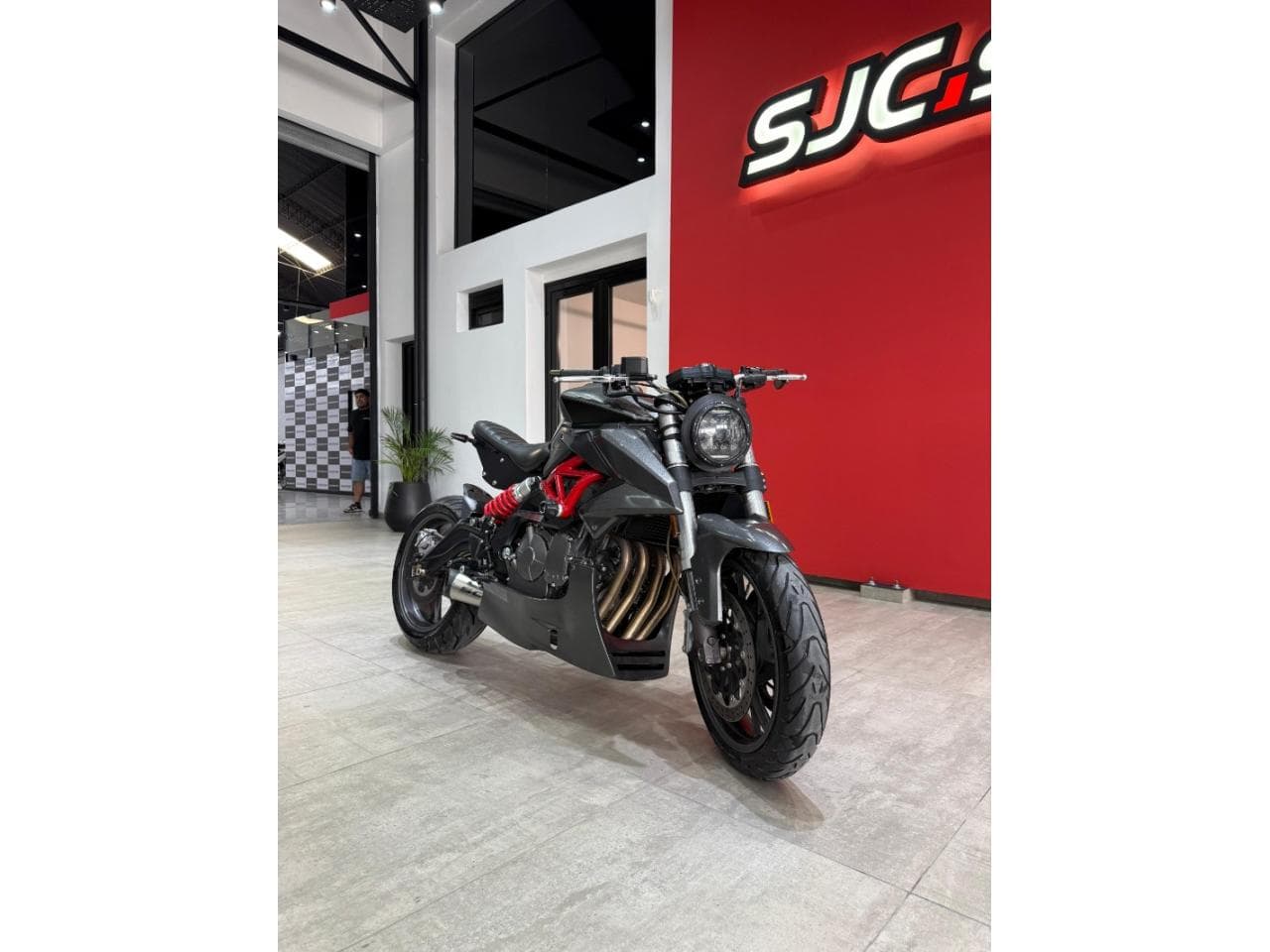 Benelli Tnt 600 (2019) Con 5 Mil Km Y Customizada Tb Se Entrega Todo Lo Original La Moto Es Unica.
