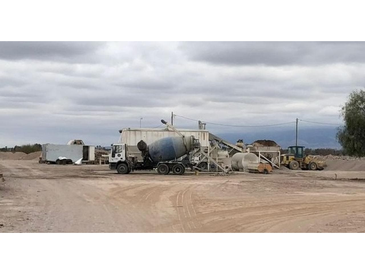 Planta De Hormigón + 2 Camiones Mixer