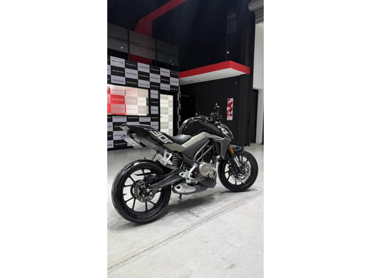 Cf Naked Rz 300 2022 15.200km
