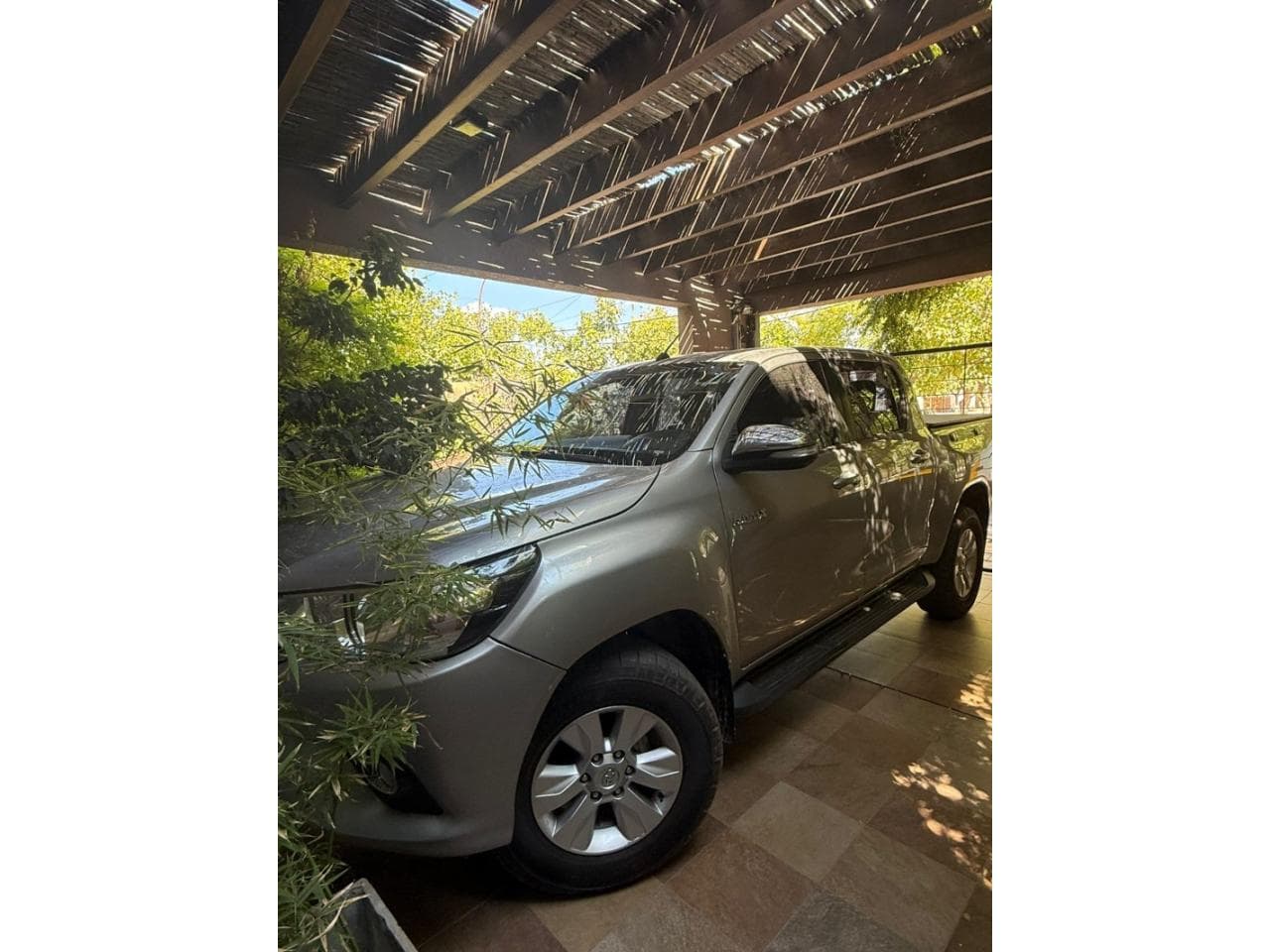 Toyota Hilux Srv 129mil Km - Gris Impecable.