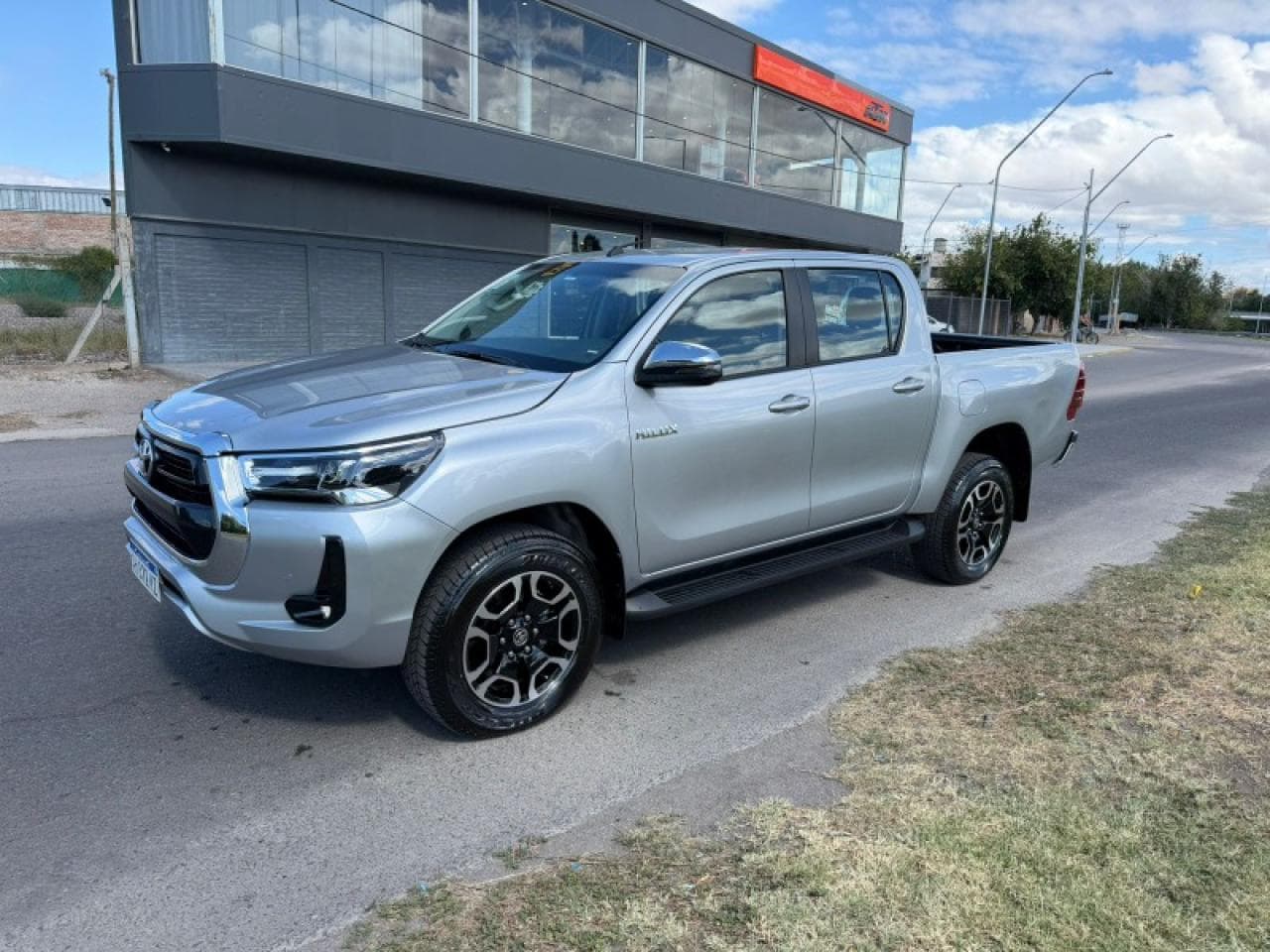 Toyota Hilux Srv 4x2 Automática 2025 Patentada Con 2000 Km Como 0km Escucho Oferta Contado O Recibo Permuta
